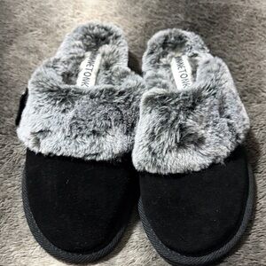 Minnetonka Women's Black and Gray Cozy Slippers size 8